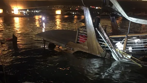 เรือล่องเจ้าพระยารั่วกลางแม่น้ำ นำเทียบท่า ช่วย 75 ชีวิตรอดหวุดหวิด