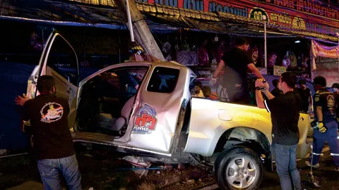 กระบะฝ่าฝนเจอถนนลื่น เสียหลักหมุนไปชนเสาไฟฟ้ายับเจ็บ 2 รายที่ อ.บ้านฉาง