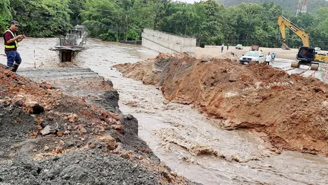 เช้านี้ทางหลวง เชียงใหม่-เชียงราย ยังใช้การไม่ได้ 2 จุด จนท.เร่งซ่อมอยู่