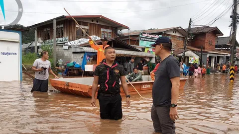 ทหารพรานเร่งช่วยชาวบ้าน อ.นาแห้ว ขนของหลังฝนตก 2 วันน้ำท่วมแล้ว 1 เมตร 