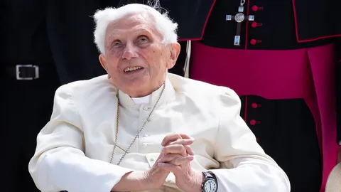 อดีตโป๊ปเบเนดิกต์ที่ 16 ป่วยหนักโรคงูสวัด หลังเยี่ยมพี่ชายที่เยอรมนี