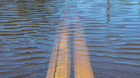 คนในชุมชนหมู่บ้านฟ้ารังสิต อ.ธัญบุรี ต้องเดินลุยน้ำทุกครั้งเมื่อฝนตก