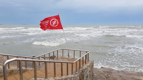 ทะเลระยองคลื่นแรง ชายหาดเกาะเสม็ดปักธงแดง ย้ำนักท่องเที่ยวห้ามลงเล่นน้ำ 