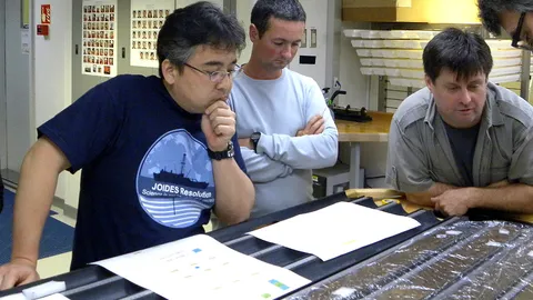 ฟื้นชีวิตของจุลินทรีย์โบราณใต้ทะเลลึก