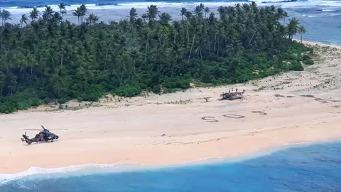 ตัวอักษร SOS บนทรายช่วยชีวิต นาวิกโยธินติดเกาะ