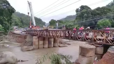 เร่งทอดสะพานเบลีย์ เชื่อมถนนเชียงใหม่-เชียงรายที่ขาด คาดเปิดได้วันนี้