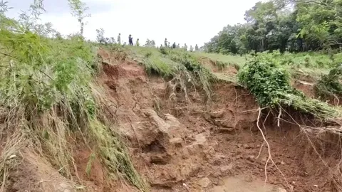 น้ำเซาะร่องลึกด้านท้ายอ่างเก็บน้ำแม่เฮียว จนท.เกรงฝนตกหนัก อาจไม่ปลอดภัย