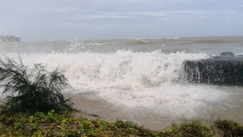 ชายทะเลพังงายังอ่วม ชาวบ้านเจอคลื่นแรงซัดฝั่ง สร้างความเสียหายต่อเนื่อง