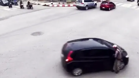 เชียงใหม่รถติด เก๋งขับมาเร็วชนจราจรเจ็บคาแยกทุ่งโฮเต็ล อ้างรีบไปทำงาน (คลิป)