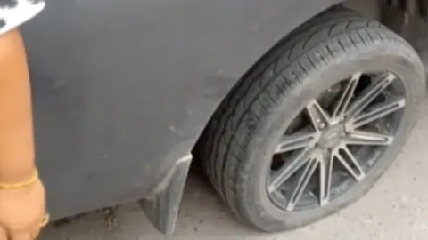 กระบะสุดงง จยย.ปริศนา ขี่ตามหลังมา เจาะยางรถแบน แล้วซิ่งหลบหนี