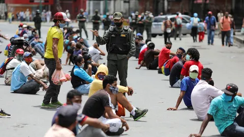 เวเนซุเอลาจัดหนัก จับผู้ฝ่าฝืนมาตรการโควิด-19 นั่งตากแดด