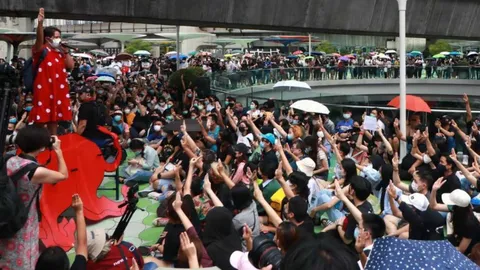 แฟลชม็อบ ประชาชนปลดแอกแน่นสกายวอล์ก จ่านิว-ไผ่ ดาวดิน โผล่ร่วม 