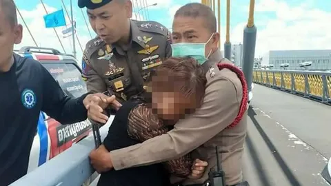นาทีชีวิต ผกก.191 เข้ากล่อมช่วยสาวจะโดดสะพานพระราม 8 ได้ปลอดภัย