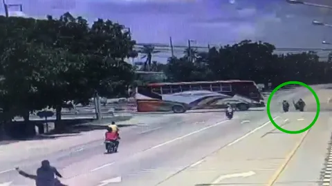 คลิปนาทีชีวิต จักรยานยนต์พุ่งชนลวดสลิงลากรถบัส ดับทันที 2 ศพ เจ็บ 1 ราย