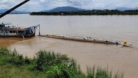 น้ำโขงเชียงรายขึ้นสูง เรือท่องเที่ยวถูกเรือใกล้กันเบียดพลิกคว่ำจมทั้งลำ