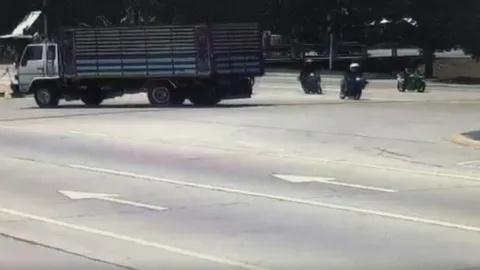 เปิดคลิปอีกมุม นาทีจักรยานยนต์ พุ่งชนลวดสลิงลากรถบัส เสียชีวิต 3 ศพ