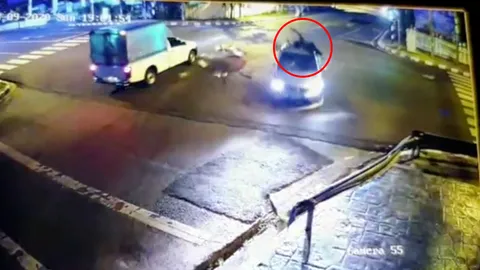 วงจรปิดชัด จยย.ฝ่าไฟแดง ชนเก๋งเต็มๆ คนขี่ร่างลอยอัดเหล็กกั้น สาหัส (คลิป)