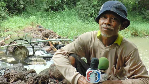 ลุงชาวนาผู้ไม่ยอมแพ้ สร้างฝายติดกังหันผันน้ำจากห้วยเข้าที่นา ไม่พึ่งไฟฟ้า