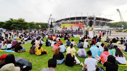 เริ่มแล้วเวที “ธรรมศาสตร์จะไม่ทน” นักศึกษา นิสิต ประชาชน ทยอยร่วมชุมนุม