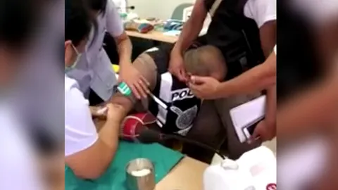 โอ๊ย "หมู่เฟิร์ส" ร้องลั่นโรงพัก พยาบาลแทงเข็ม เจาะเลือด ตรวจร่างกาย (คลิป)