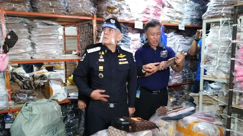 ดีเอสไอบุกโกดัง รวบหนุ่มจีนขายแบรนด์เนมก๊อปออนไลน์ เสียหายนับร้อยล้าน