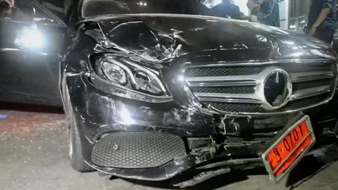 เบนซ์ป้ายแดงเมาขับ ชนเละ เจ็บเพียบ ตำรวจโดดขวางก็แล้ว แอลกอฮอล์ 257