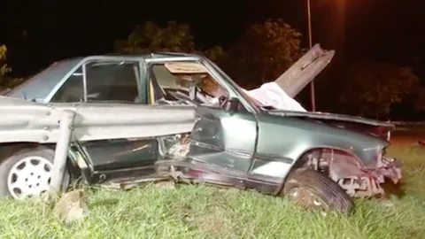 หนุ่มขับเบนซ์เสียหลัก ชนราวเหล็กสะพานถนนนครอินทร์ ตัวขาดสองท่อนดับคาที่