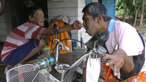 ยายจำรองแม่เลี้ยงเดี่ยวหัวใจทรนง เลี้ยงลูกชายพิการ 47 ปี ห่วงไม่มีคนดูแล