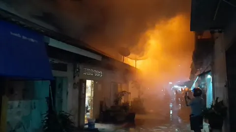 ด่วน! ปชช.หนีตายวุ่น เหตุเพลิงไหม้ ซอยสมเด็จพระเจ้าตากสิน 23 