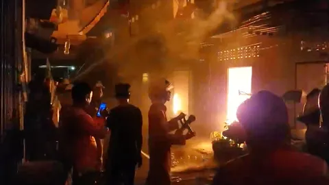 คืบหน้าไฟไหม้ ซ.ตากสิน 23 จนท.คุมเพลิงได้แล้ว เสียหาย 76 ครัวเรือน