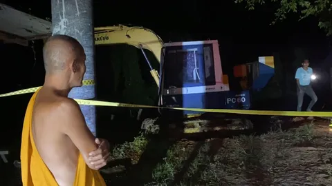 ผวาทั้งวัด คนร้ายลอบเผารถแบ็กโฮ เสียงคล้ายปืนดังสนั่น 4 ครั้ง