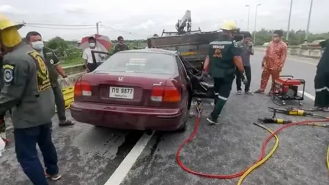 เก๋งซิ่งแซงซ้ายพ่วง จ๊ะเอ๋ 6 ล้อจอดข้างทาง เสยท้ายตูม ตาย 3 สาหัส 1