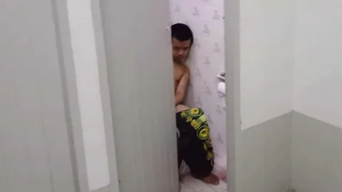 หนุ่ม 20 ทำหมอช็อก! ถูกพบไร้ชีพจร ฟุบคาชักโครก จะห่อศพดันฟื้น