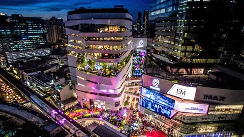 ดิ เอ็มควอเทียร์เติมความสมบูรณ์ของ EM DISTRICT