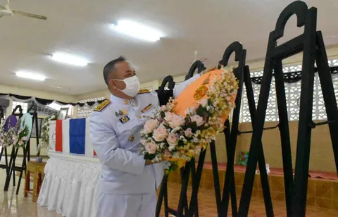 พระบาทสมเด็จพระเจ้าอยู่หัว พระราชทานพวงมาลาหลวง "ส.ท.บึงกาฬ หารสาร"