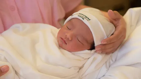 "น้องเวทย์มน" ลูกสาวคนแรกของ "ใบเตย" ผิวขาว จมูกโด่ง หน้าคม น่ารักน่าชัง