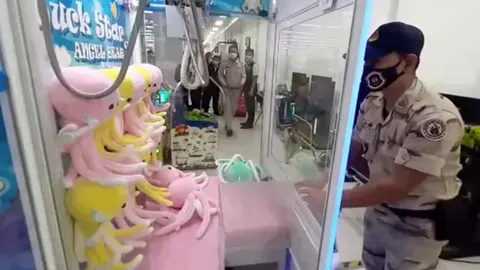 ฉะเชิงเทรา ลุยจับ “ตู้คีบตุ๊กตา” หวั่นมอมเมาเด็ก ชี้ผิดกฎหมายการพนัน 