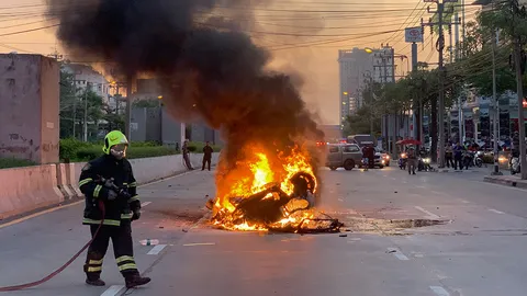 หนุ่มซิ่งเบนซ์ชนท้ายรถบรรทุก ไถล 200 เมตรไฟไหม้เป็นซาก โชคดีหนีออกทัน 