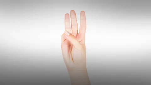 ผอ.วิทยาลัยดัง โร่ชี้แจง หลังสั่งห้ามไม่ให้นักศึกษา "ชู 3 นิ้ว"