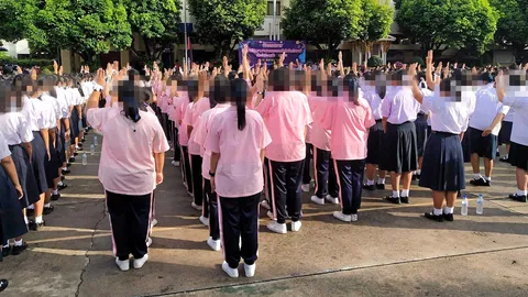 ชูกันทั้งโรงเรียน