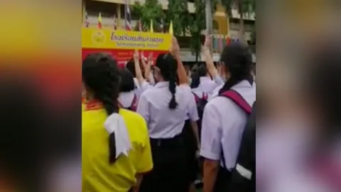 ลามไม่หยุด นร.โรงเรียนดังสันกำแพงบ้านเกิด “ทักษิณ” ชู 3 นิ้วหน้าเสาธง