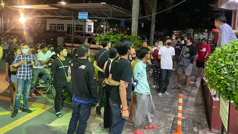 คนรอรุมประชาทัณฑ์พ่อเลี้ยง-แม่แท้ๆ ตีลูกปางตาย ตำรวจเจรจาวุ่น อย่าทำ