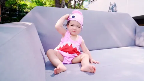 นาทีระทึก ดีแลน ทำ เดมี่ จมใต้น้ำ แมทธิวมีสติ รีบคว้าลูกสาวขึ้นมาทัน (คลิป)