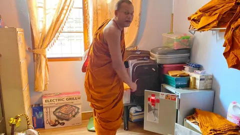 ตร.สอบเจ้าอาวาส หลังโจรเปิดเซฟในกุฏิ ยกเค้าอัญมณีนับ 10 ล้าน 