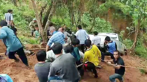 ประทับใจความสามัคคี ชาวม้ง อ.ปาย รวมพลังลากกระบะตกเหว 30 เมตรขึ้นสำเร็จ