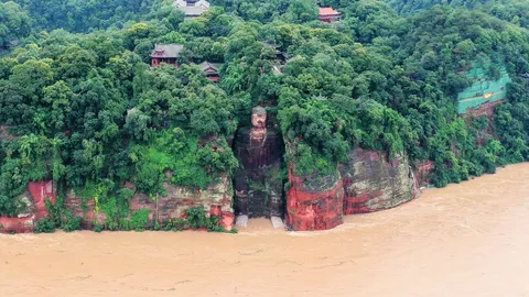 ระทึก ‘น้ำสูงถึงพระบาท’องค์พระใหญ่เล่อซาน อพยพนับแสน น้ำท่วมหนักที่เสฉวน