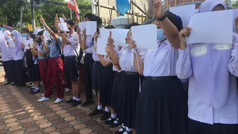 ร.ร.ดังสตูลมาตามนัด แสดงออกเชิงสัญลักษณ์ ชู 3 นิ้ว เรียกร้อง ปชต.