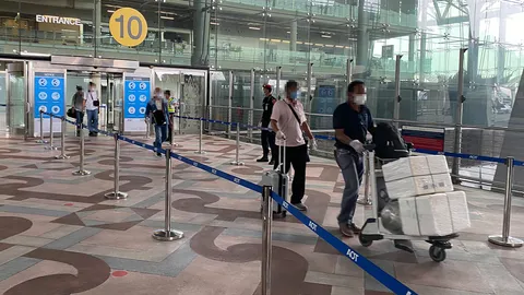 ผู้โดยสาร 4 เที่ยวบิน 372 คน กลับถึงไทยแล้ว ตรวจพบมีไข้สูง 5 ราย