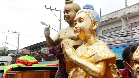 แห่ "ไอ้ไข่" กำแพงเพชร คอหวยมาเนืองแน่น ไม่พลาด "เลขเด็ด" ทะเบียนรถ (คลิป)