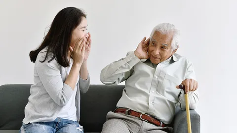 ทำไมผู้สูงอายุชอบพูดเสียงดัง